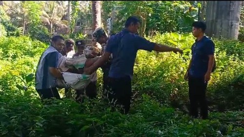 Proses evakuasi AS yang ditemukan dalam kondisi lemas di Jalan Bypass IB Mantra, Desa Saba, Kecamatan Blahbatuh, Gianyar, Selasa (29/4/2025).