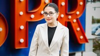 Ibu dosen sudah siap ngajar nih. Jangan telat ya! Foto: Instagram@prillylatuconsina96