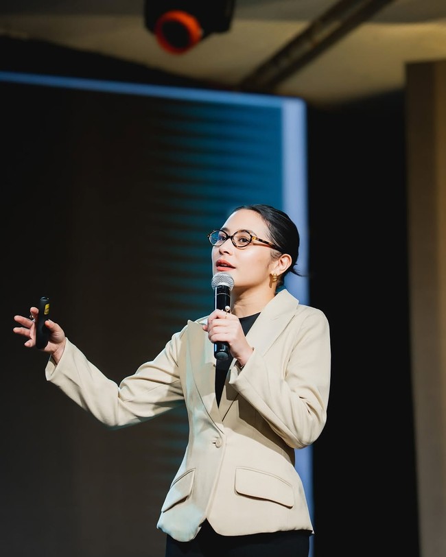 Jauh dari kesan glamor, Prilly yang sebelumnya pernah diundang sebagai dosen tamu di Universitas Gadjah Mada Yogyakarta itu memilih tampilan yang sederhana. Atasan yang dipilih berupa blus hitam dibungkus blazer khaki, dan celana panjang hitam senada. (Foto: Instagram/@prillylatuconsina96)