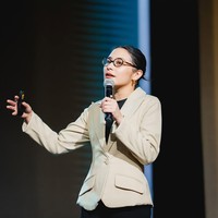 Jauh dari kesan glamor, Prilly yang sebelumnya pernah diundang sebagai dosen tamu di Universitas Gadjah Mada Yogyakarta itu memilih tampilan yang sederhana. Atasan yang dipilih berupa blus hitam dibungkus blazer khaki, dan celana panjang hitam senada. (Foto: Instagram/@prillylatuconsina96)