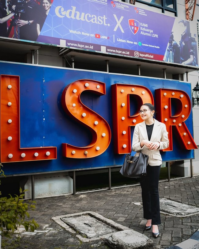 Baru-baru ini, aktris dan pengusaha Prilly Latuconsina mendapat kesempatan untuk menjadi dosen tamu di almamaternya, Institut Komunikasi dan Bisnis LSPR Jakarta. Busana formal menjadi andalan perempuan 28 tahun itu.  (Foto: Instagram/@prillylatuconsina96)