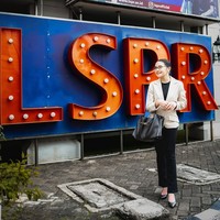 Baru-baru ini, aktris dan pengusaha Prilly Latuconsina mendapat kesempatan untuk menjadi dosen tamu di almamaternya, Institut Komunikasi dan Bisnis LSPR Jakarta. Busana formal menjadi andalan perempuan 28 tahun itu.  (Foto: Instagram/@prillylatuconsina96)