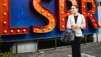 Melalui akun Instagram-nya, Prilly membagikan kabar bahagia dan membanggakan perihal dirinya yang kini sudah resmi menjadi seorang dosen. Prilly menjadi dosen di kampus tempatntya dahulu kuliah, LSPR. Foto: Instagram@prillylatuconsina96