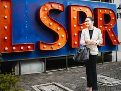 Melalui akun Instagram-nya, Prilly membagikan kabar bahagia dan membanggakan perihal dirinya yang kini sudah resmi menjadi seorang dosen. Prilly menjadi dosen di kampus tempatntya dahulu kuliah, LSPR. Foto: Instagram@prillylatuconsina96