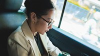 Prilly membuka laptop untuk membaca materi dan menikmati jalanan Jakarta pada pagi hari. Foto: Instagram@prillylatuconsina96