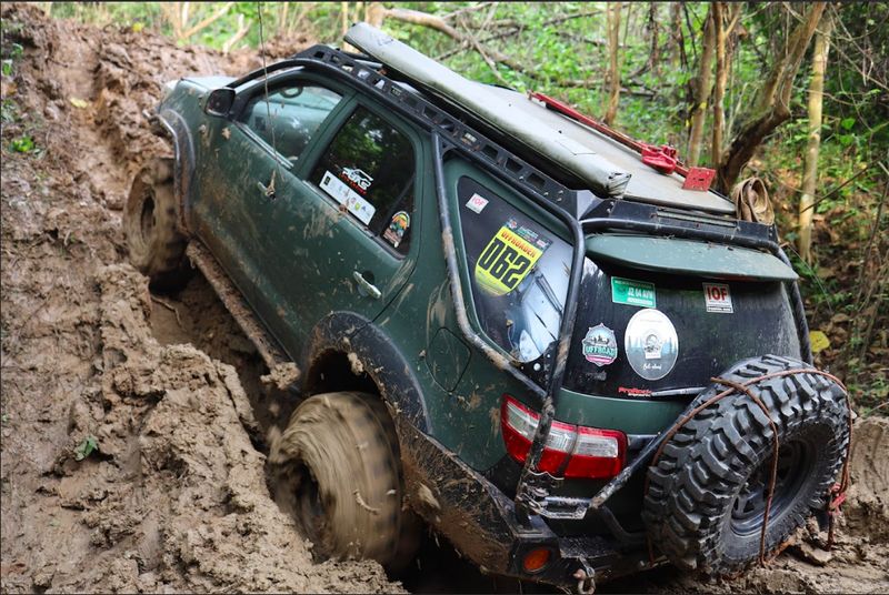 Ratusan pecinta mobil garuk tanah alias Offroad dari berbagai komunitas ngumpul, untuk menguji ketangguhan pada ajang Jungle Rush 2025.