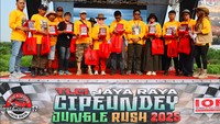 Tidak hanya off road, rangkaian kegiatan serta bakti sosial, berupa pembuatan MCK, pembagian sembako, dan kegiatan UMKM dalam rangka pemberdayaan masyarakat setempat tidak lupa untuk digelar. Foto: dok. TLCI Jaya Raya