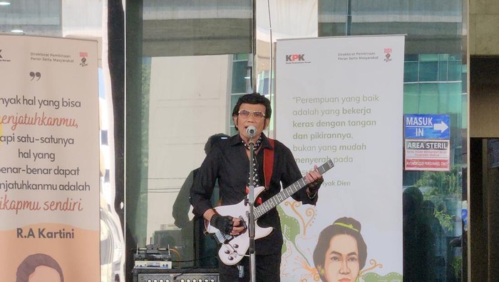 Musikus senior dangdut Rhoma Irama tampil membawakan sejumlah lagu di gedung KPK, Selasa (29/4/2025). Rhoma Irama mendoakan para pejabat yang akan korupsi takut menggunakan rompi oranye milik KPK.