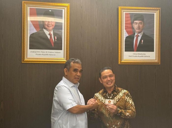 Ria Norsan (kanan) menerima KTA Partai Gerindra dari Sekjen Ahmad Muzani