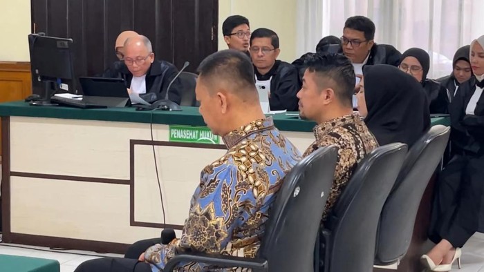 Risnandar cs saat menjalani sidang dakwaan di PN Tipikor Pekanbaru (Dok. Istimewa)