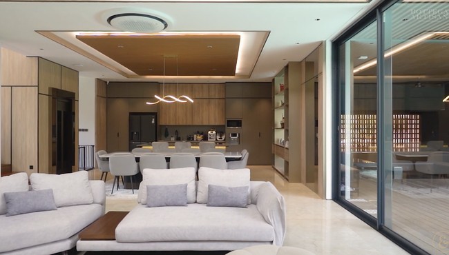 Menariknya, rumah yang mereka namai Goodness of God ini terinspirasi dari rumah keluarga Cullen dalam film Twilight. Menurut Hito, hunian mereka mengusung konsep modern tropical minimalist, yang menggabungkan unsur alami dan estetika kontemporer. (Foto: YouTube/bottegaartisan)