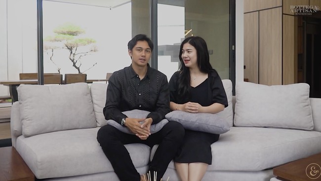 “Berasa lebih homey kalau interiornya tetap,” ujar Hito dalam tayangan tersebut. “Berarti tepat kan, aku yang pilih interior, kamu pilih eksterior,” timpal  , Felicya. (Foto: YouTube/bottegaartisan)