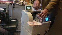 Jaksa juga membawa petugas bank hingga mesin penghitung uang ke lokasi. Uang gepokan SGD itu kemudian dihitung satu persatu melalui mesin penghitung uang.