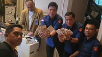 Rumah mewah mantan Pejabat Mahkamah Agung (MA) yang juga dikenal makelar kasus, Zarof Ricar, digeledah Kejaksaan Agung (Kejagung). Dalam penggeledahan itu, jaksa menyita Rp 920 miliar dan emas batangan seberat 51 kg. Begini penampakannya.