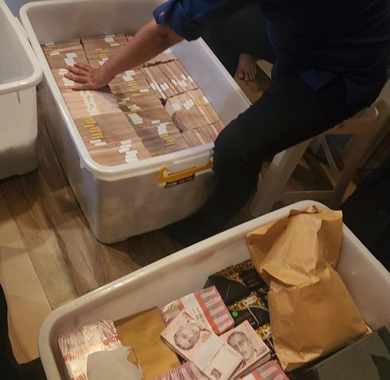 Rumah mewah mantan Pejabat Mahkamah Agung (MA) yang juga dikenal makelar kasus, Zarof Ricar, digeledah Kejaksaan Agung (Kejagung) (Dok Kejaksaan Agung). Rumah mewah mantan Pejabat Mahkamah Agung (MA) yang juga dikenal makelar kasus, Zarof Ricar, digeledah Kejaksaan Agung (Kejagung) (Dok Kejaksaan Agung).