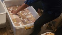 Dari video tersebut, terlihat ada box kontainer besar yang di dalamnya penuh dengan hamparan uang pecahan dollar Singapura atau SGD. Jaksa pun mengecek uang tersebut.