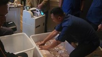 Dari video yang dibagikan Kejagung, terlihat jaksa menggeledah salah satu kamar hingga ruang kerja di rumah mewah milik Zarof di di kawasan Senopati, Jakarta Selatan. Penggeledahan itu ternyata dilakukan pada Oktober 2024 lalu.