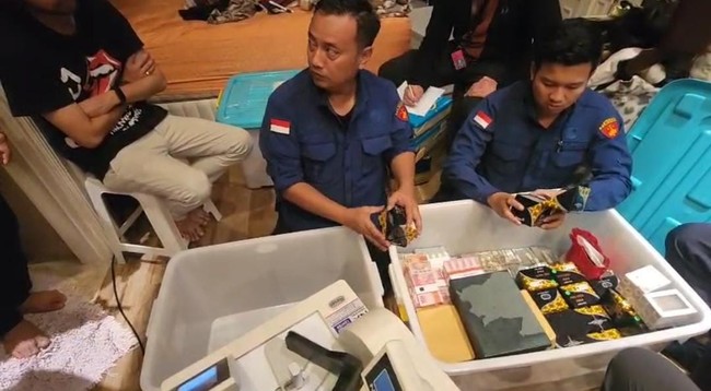 Boks-boks Kontainer Isi Gepokan Duit Makelar Zarof Bikin Geger