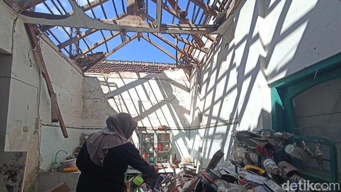 Rumah rusak akibat gas meledak