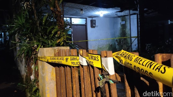 Rumah tempat lansia diduga dikubur oleh anaknya di wilayah Sadang Serang, Coblong, Kota Bandung.