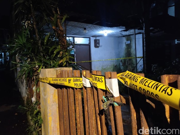 Rumah tempat lansia diduga dikubur oleh anaknya di wilayah Sadang Serang, Coblong, Kota Bandung.