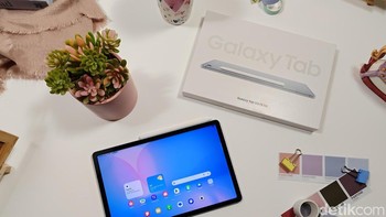Tablet ini merupakan penerus dari seri Galaxy Tab S9 FE. Mengusung layar IPS LCD berukuran 10,9 inch dengan resolusi 1440 x 2304 piksel, rasio aspek 16:10, dan refresh rate 90 Hz. Foto: Adi Fida Rahman/detikINET