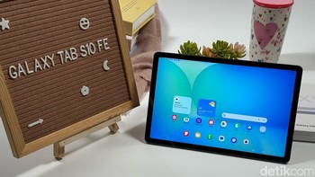 Tablet ini menjalankan sistem operasi Android 15 dengan antarmuka One UI 7, yang menghadirkan pengalaman pengguna lebih mulus dan intuitif. Fitur Galaxy AI menjadi daya tarik utama, termasuk Circle to Search untuk pencarian instan, Solve Math untuk menghitung langsung dari tulisan tangan, dan Handwriting Help untuk merapikan catatan. Foto: Adi Fida Rahman/detikINET
