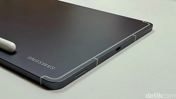 Dari sisi daya, Galaxy Tab S10 FE dibekali baterai 8.000 mAh dengan mendukung pengisian cepat 45W, meskipun charger dijual terpisah. Fitur lain yang tak kalah menarik adalah dual speaker untuk pengalaman audio imersif, sensor sidik jari, dukungan dual-SIM pada varian 5G, serta konektivitas WiFi 6 dan Bluetooth 5.3. Foto: Adi Fida Rahman/detikINET