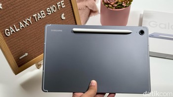 Varian memori yang tersedia mencakup 8 GB RAM dengan penyimpanan 128 GB Pengguna juga bisa memperluas kapasitas hingga 2 TB melalui slot microSD, memberikan fleksibilitas untuk menyimpan lebih banyak data. /Foto: Adi Fida Rahman/detikINET