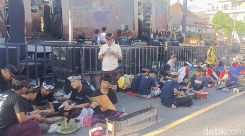 Sebanyak 12 SMP di Kabupaten Klungkung ikut Parade Ngebek Sate Massal pada Festival Semarapura, Selasa (29/4/2025). (Ni Komang Ayu Leona Wirawan)