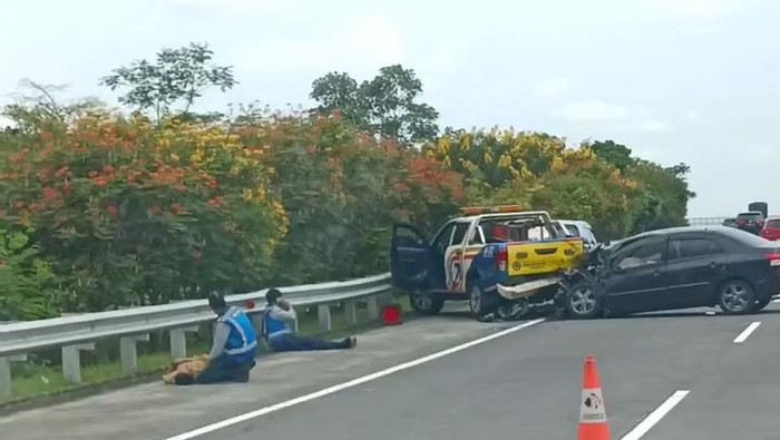 Sedan Vios tabrak pikap petugas jasa marga