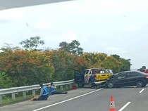 Toyota Vios Tabrak Pikap Jasa Marga di Tol Singosari