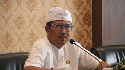 Sekda Buleleng, Gede Suyasa, memimpin rapat strategi penanganan masalah siswa SMP yang belum lancar membaca, Selasa (29/4/2025). (Dok.Pemkab Buleleng)