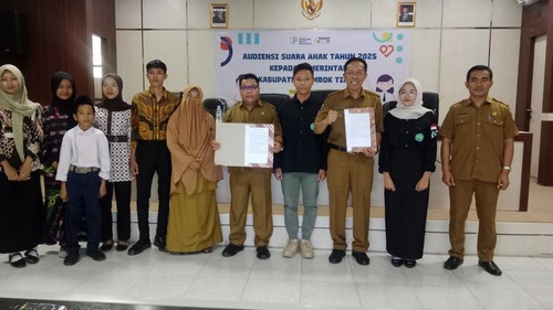 Sekda dan jajaran menerima dokumen usulan yang diserahkan oleh Forum Anak Lombok Timur  di Ruang Rapat Utama Kantor Bupati, Selasa (29/04/2025). ( Sanusi Ardi W/DetikBali)