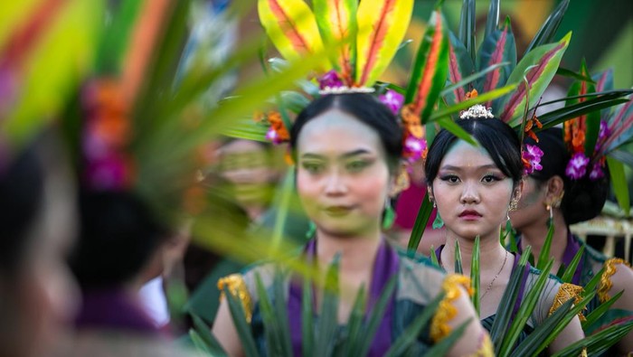 Semarak Festival Daun Menari di Solo Penari mengenakan kostum berhias daun pada acara Festival Solo Menari 2025 di Ngarsopuro, Solo, Jawa Tengah, Selasa (29/4/2025). Festival yang mengangkat tema Daun Menari dalam rangka memperingati Hari Tari Sedunia tersebut untuk mengajak masyarakat melalui seni tari agar menjaga kelestarian alam dan merawatnya sebagai warisan generasi mendatang. ANTARA FOTO/Mohammad Ayudha/rwa.