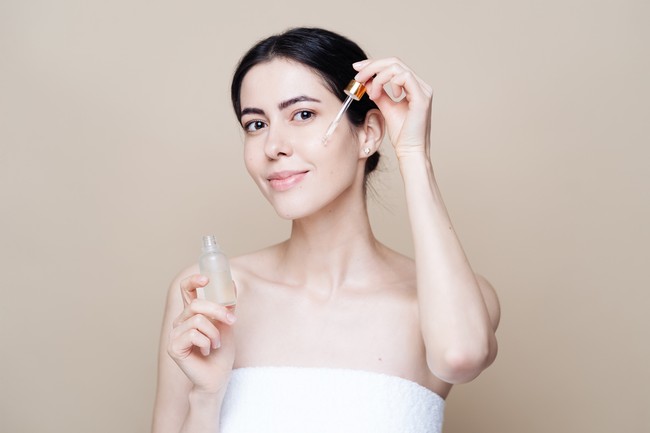 Skincare Ilustrasi wanita memakai serum skincare