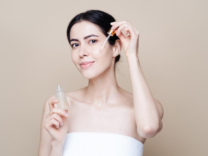 Skincare Ilustrasi wanita memakai serum skincare