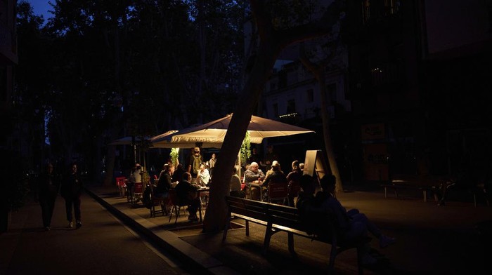 Spanyol Gelap Gulita Akibat Pemadaman Listrik Besar Customers dine in a restaurant illuminated by a generator during a blackout in Barcelona, Spain, Monday, April 28, 2025. (AP Photo/Emilio Morenatti)