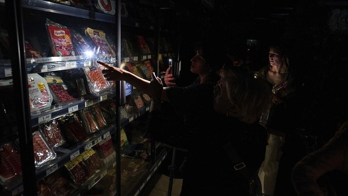 Spanyol Gelap Gulita Akibat Pemadaman Listrik Besar People queue to pay in cash at a supermarket during a massive power outage in Pamplona, northern Spain, Monday, April 28, 2025. (AP Photo/Miguel Oses)