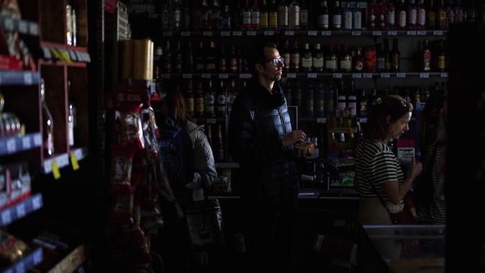 Spanyol Gelap Gulita Akibat Pemadaman Listrik Besar People queue to pay in cash at a supermarket during a massive power outage in Pamplona, northern Spain, Monday, April 28, 2025. (AP Photo/Miguel Oses)