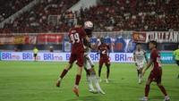 Foto: Striker PSM Makassar Nermin Haljeta kesulitan melewati penjagaan ketat pemain Bali United. (Agung Dewantara/PSM Makassar)