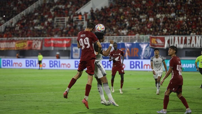 Striker PSM Makassar Nermin Haljeta kesulitan melewati penjagaan ketat pemain Bali United.