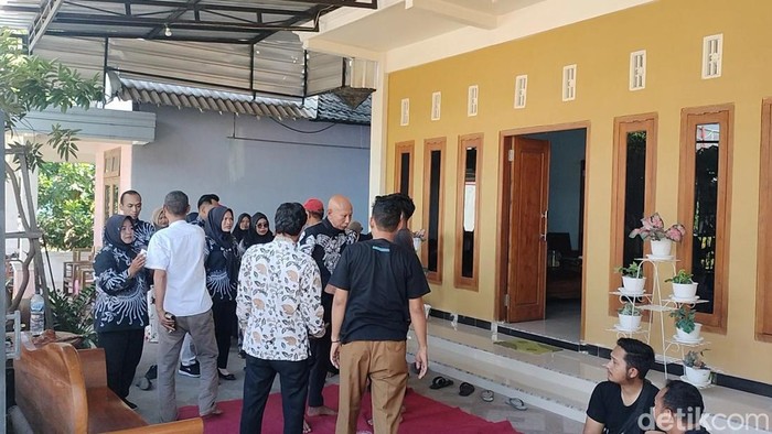 Suasana rumah duka di kediaman eks Sekcam Bojonegoro korban pembacokan