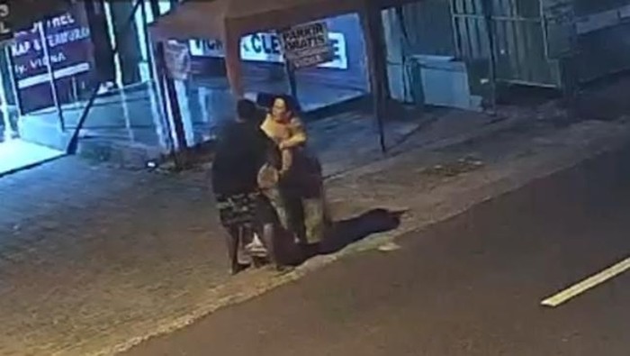 Tangkapan layar CCTV pelaku pembacokan di Bojonegoro