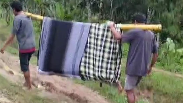 Tangkapan layar warga Desa Cisarap, Lebak, menandu pasien sakit karena akses jalan berlumpur. (Foto: dok. Istimewa)