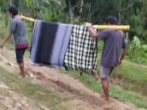 Viral Warga Tandu Pasien Sakit gegara Jalan Berlumpur di Lebak