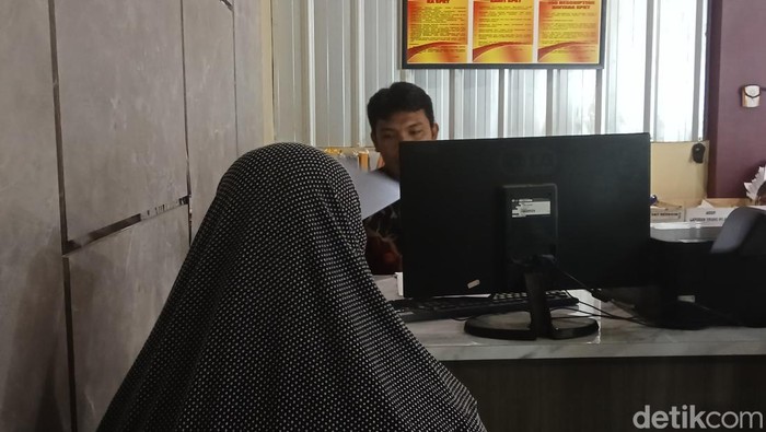 Tarma (54) melaporkan pencurian ayam kalkun hiasnya di Palembang, Sumatera Selatan