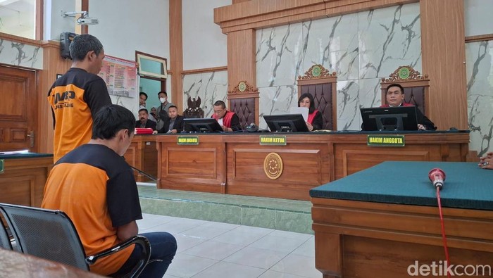 Terdakwa perkara keberadaan ladang ganja di Gunung Semeru divonis penjara 20 tahun.