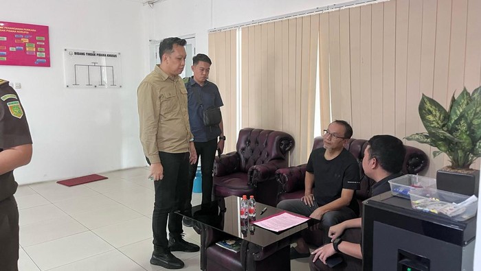 Terpidana kasus korupsi pembangunan pasar rakyat Grogol Cilegon TB Dikrie Maulawardhana (kedua dari kanan) saat dieksekusi Jaksa. (dok istimewa)