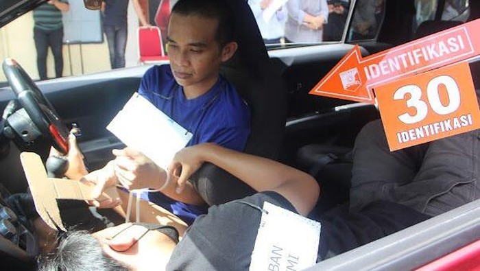 Tersangka penganiayaan yang menewaskan Juremi (64) warga Ngoto, Bangunharjo, Sewon, Bantul, Yoga Andry (30) saat melakukan reka adegan di Polres Bantul.